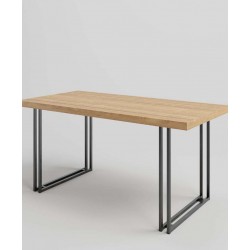 Stół na metalowych nogach